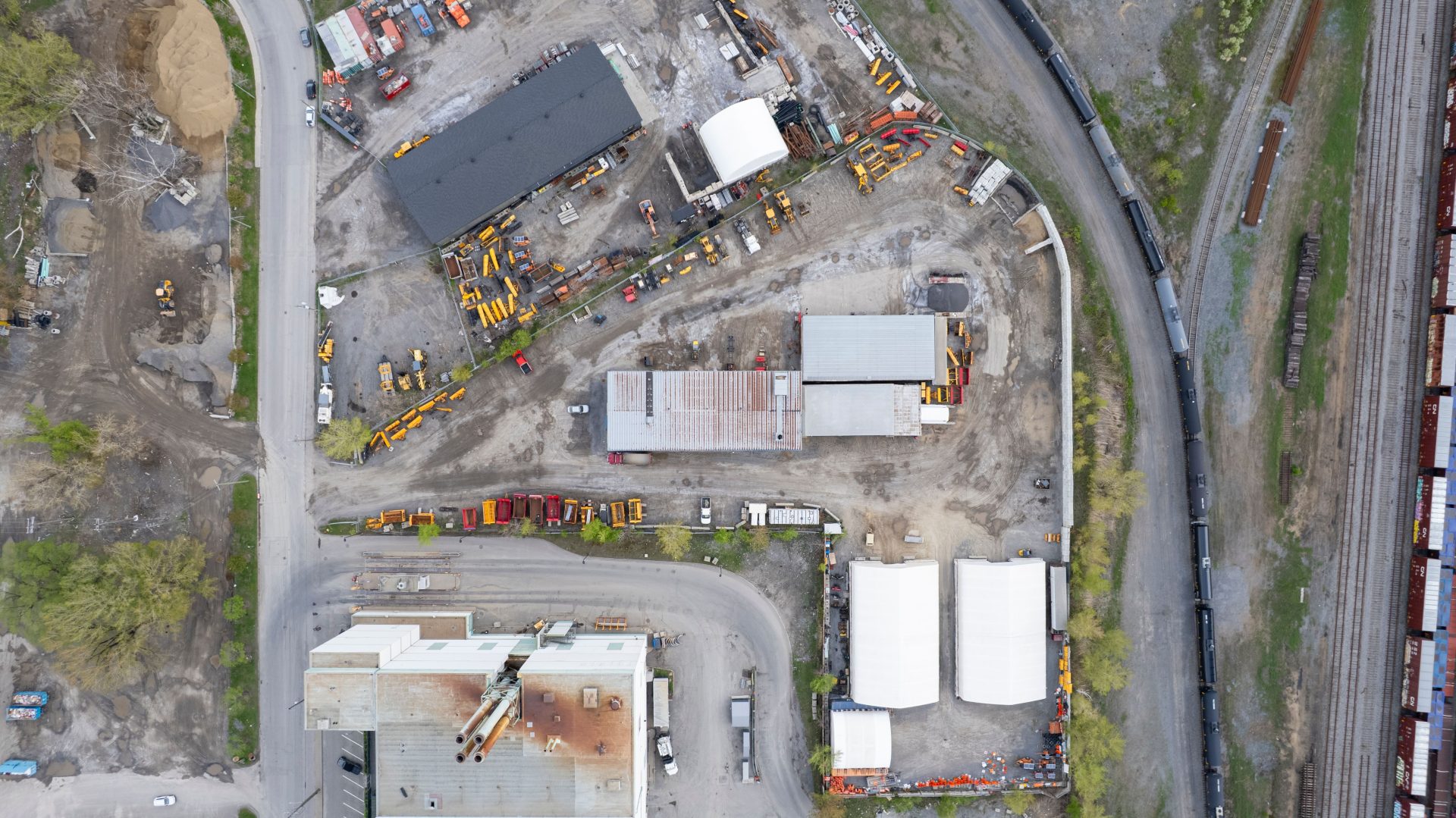 Drohnenaufnahme einer aktiven Baustelle in Québec City, die die Ausrüstung und die Anordnung zeigt.
