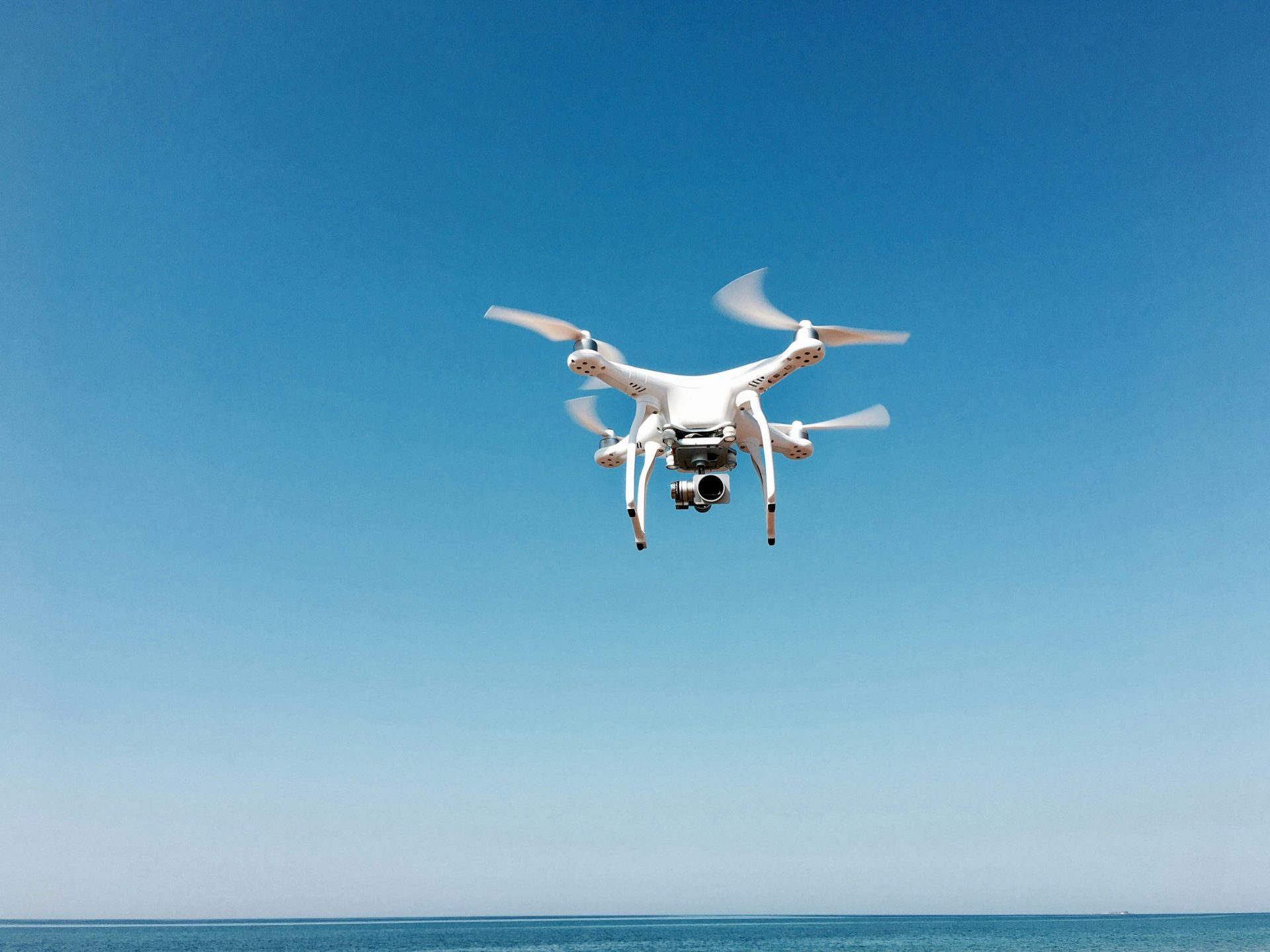 weißer Quadrocopter